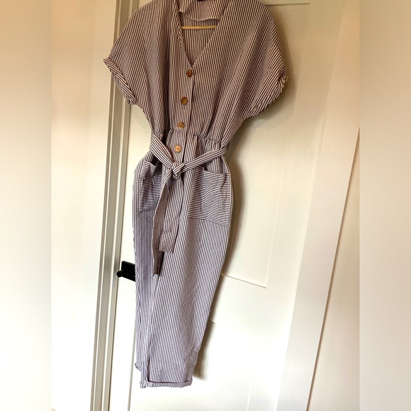 Zara Pants - Zara White and Navy Pinstripe Cropped Jumpsuit